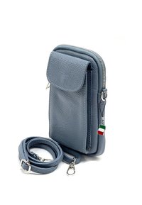 Grijze leren crossbody tas met een ritssluiting hoofdcompartiment, voorflapzak en verstelbare schouderriem; voorzien van een klein Italiaans vlaggetje charm.