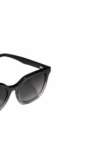 Schwarze übergroße Sonnenbrille mit glatter Oberfläche, runder Form und verlaufenden dunklen Gläsern. Mit scharfen, kantigen Akzenten im Rahmen.