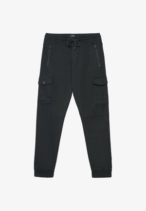 Czarne spodnie bojówki wykonane z lekkiego materiału, wyposażone w elastyczny pas, regulowany sznurek oraz liczne boczne kieszenie z zatrzaskami.