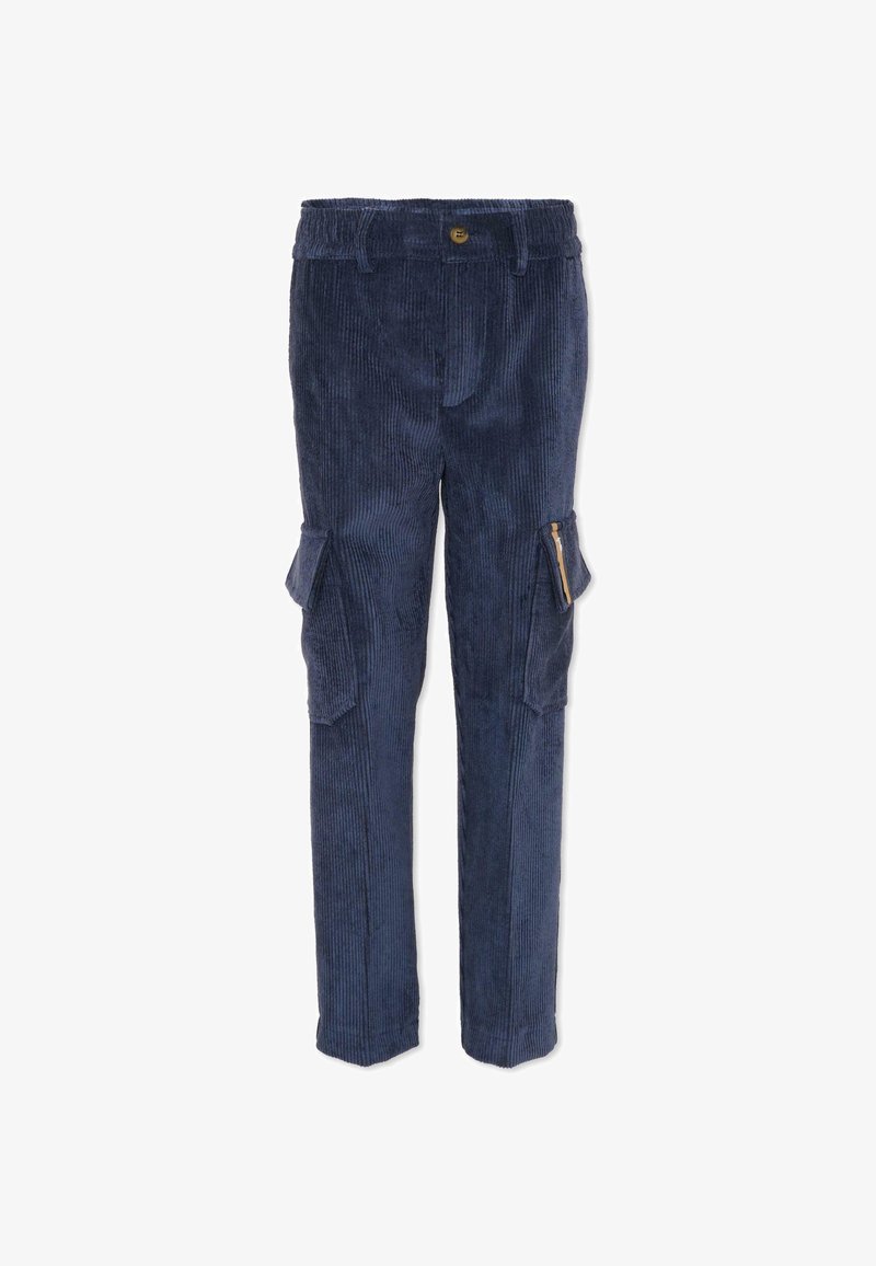 Un pantalon cargo en velours côtelé marine présente une coupe fuselée, une taille élastique, des poches latérales et deux poches cargo avec fermetures éclair et rabats.