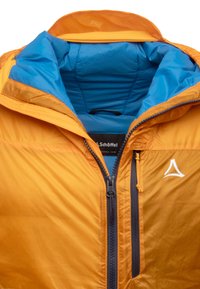 Orange Zip-Up-Jacke mit blauer Innenauskleidung und einer Fronttasche; verfügt über ein Logo auf der Brust und eine Kapuze mit verstellbaren Riemen.