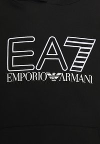 Felpa con cappuccio nera con logo ricamato bianco, "EA7 EMPORIO ARMANI", con tipografia audace e dettagli a righe sulla "A" e sul "7".