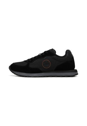 Czarny niskoprofilowy sneaker z wiązaniem na sznurówki, szarą podeszwą i okrągłą naszywką z logo po boku, na białym tle.