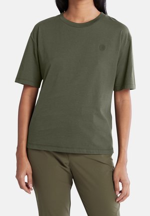 Vihreä oliivi lyhythihainen T-paita, joka on valmistettu pehmeästä puuvillasta. Paita on pyöreäkauluksinen ja siinä on pieni logo rinnassa. Rennon istuvuuden omaava.