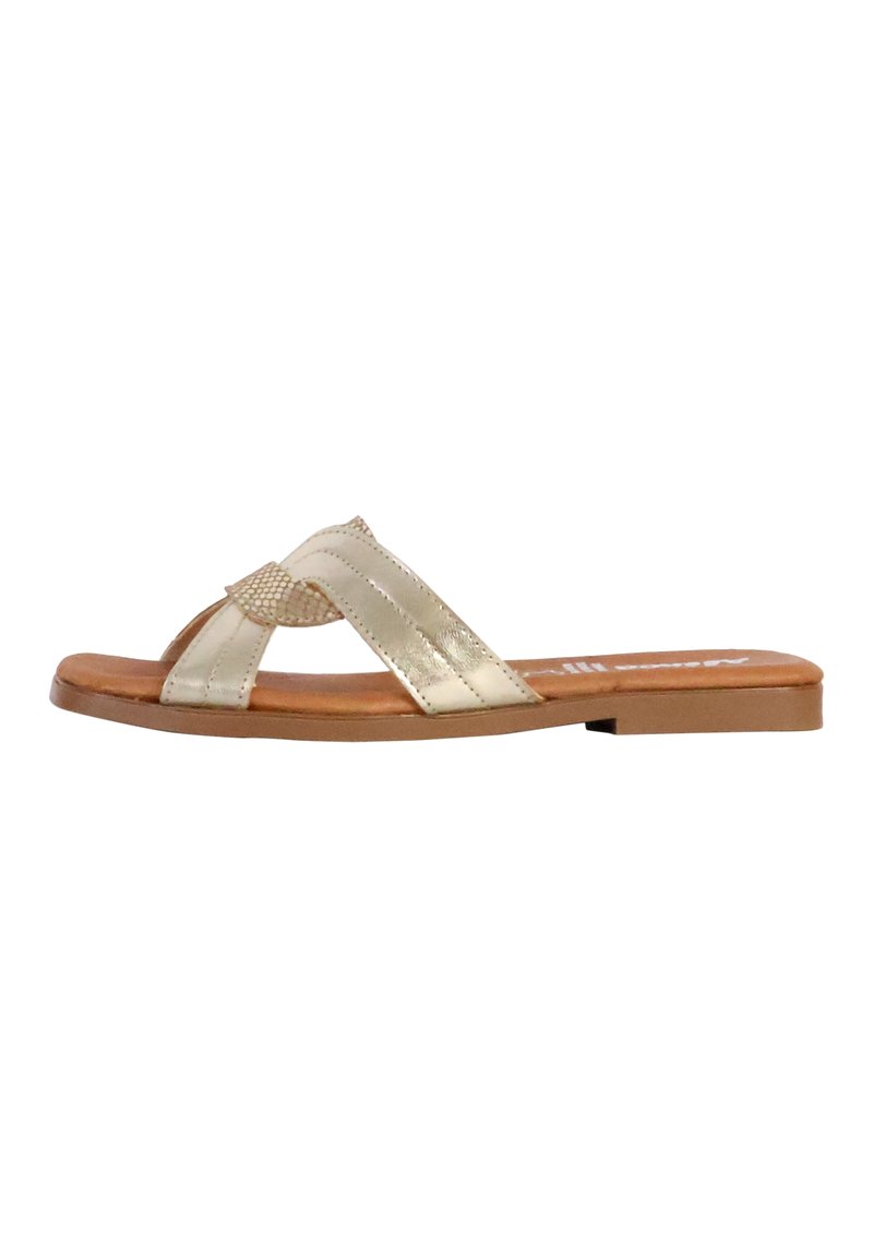 Sandali slip-on metallici dorati con suola piatta, design a fascetta incrociata e dettagli testurizzati. Struttura leggera adatta per un abbigliamento casual.