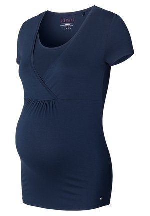 Blusa de maternidad azul marino con mangas cortas, diseño cruzado, detalle fruncido en la parte frontal y acento de logo cerca del dobladillo. Textura de tela suave.