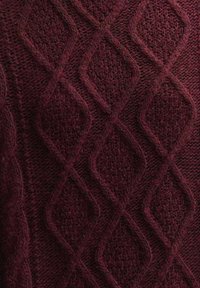 Pullover borgogna in maglia con un motivo a diamante testurizzato e dettagli in rilievo, realizzato in morbido filato spesso per garantire calore.