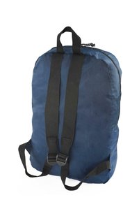 Mochila azul marino hecha de tela duradera; cuenta con correas ajustables negras y un asa en la parte superior, con un cierre con cremallera a lo largo del borde superior.