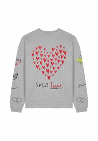 Felpa grigia con un grande design a cuore rosso, cuori più piccoli, testo "SWEET heart" e grafiche di farfalle sulle maniche.