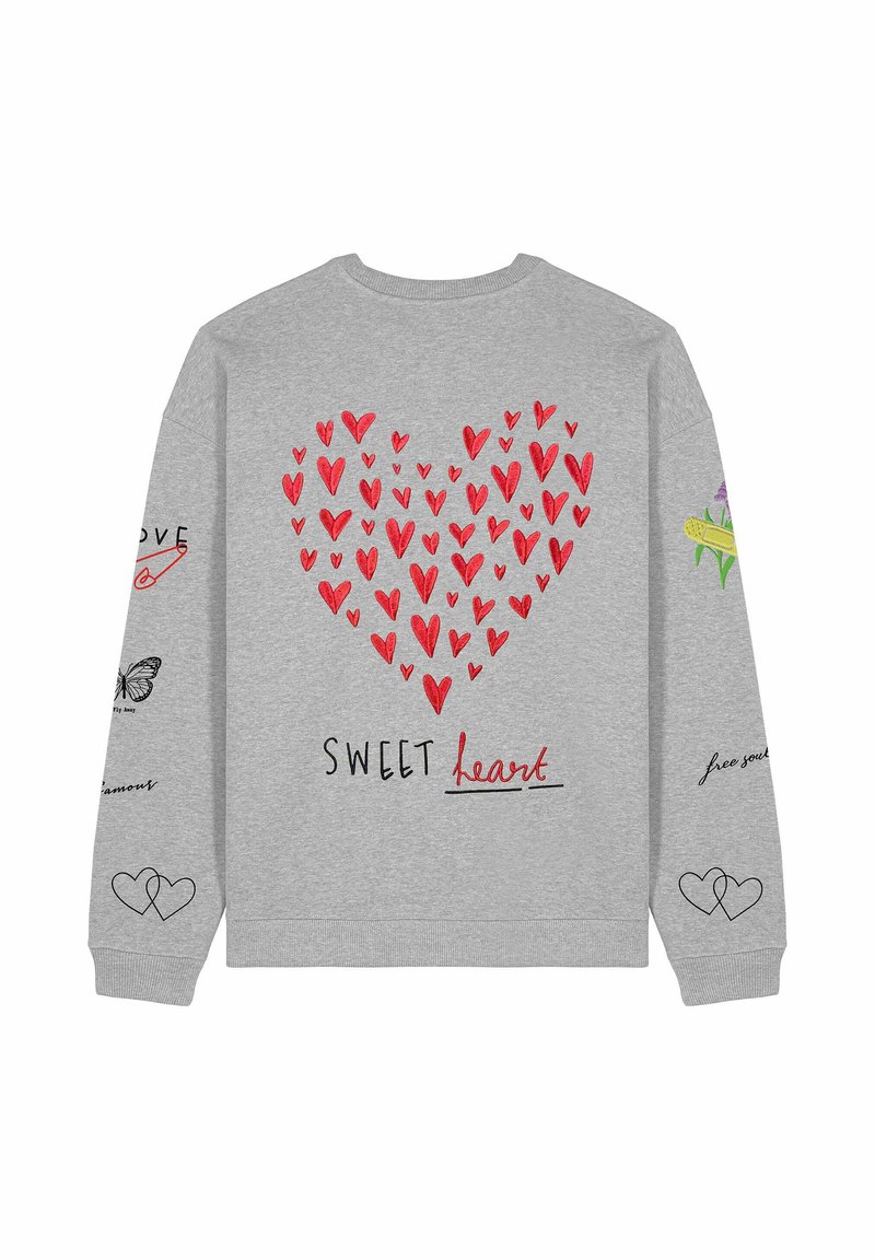 Felpa grigia con un grande design a cuore rosso, cuori più piccoli, testo "SWEET heart" e grafiche di farfalle sulle maniche.