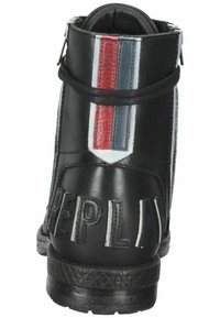 Botín de cuero negro hasta el tobillo con suela texturizada, con franjas rojas, blancas y azules en la parte trasera y el logo "REPLAY" grabado en el talón.