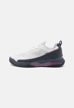 Hvid og marineblå lavtop sneakers med tekstureret overdel, snørelukning foran, lilla og sort sål samt trækstrop på hælen.