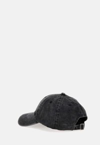Gorra de béisbol de denim negra con visera curva, correa ajustable en la parte trasera y textura desgastada. Agujeros de ventilación en los laterales.