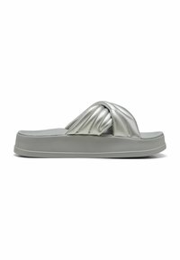 Metallic sølv slidesandaler med snoet overdel, tyk grå sål og glat tekstur. Har en blød, polstret fodseng.
