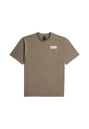 Brązowy t-shirt z krótkim rękawem i okrągłym dekoltem, z małą prostokątną naszywką na górnej lewej części klatki piersiowej z tekstem marki.