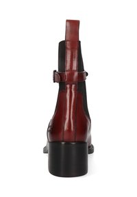 Botín de cuero burdeos de tobillo con panel lateral elástico negro mate, correa ajustable con hebilla y tacón negro apilado. Acabado suave y brillante.