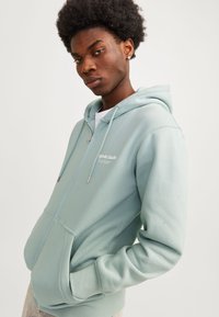Jack & Jones JORVESTERBRO HOOD - Sweater met rits - gray mist