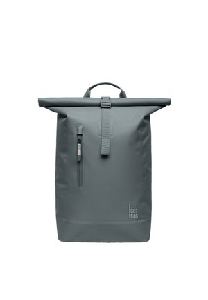 Grå roll-top rygsæk med lodret lynlåslomme foran og spænde øverst, med en lille "GOT BAG" logo i nederste højre hjørne.
