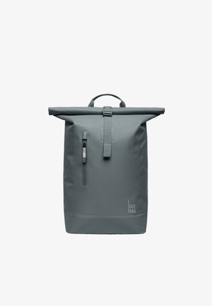 Grå roll-top rygsæk med lodret lynlåslomme foran og spænde øverst, med en lille "GOT BAG" logo i nederste højre hjørne.
