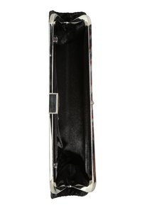 Porte-monnaie rectangulaire noir avec cadre en métal argenté et fermoir, ouvert pour montrer la doublure intérieure lisse et les détails en tissu.