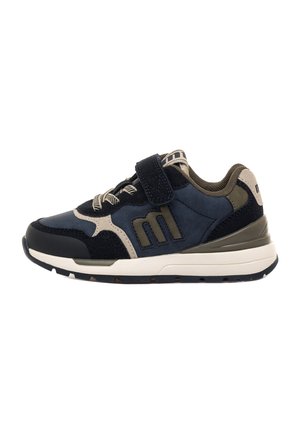 Zapatilla deportiva infantil con paneles en azul, negro y beige, cierre de velcro, cordones, suela acolchada y logo en el lateral.