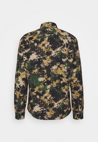 Langärmliges Hemd mit einem mehrfarbigen Tarnmuster in Grüntönen, Schwarz und Gelb. Der Stoff wirkt weich und strukturiert.