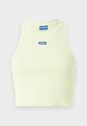 Top scurt ribbat de culoare verde lime, cu guler rotund și fără mâneci. Prezintă o etichetă albastră "HUGO" centrată pe piept.