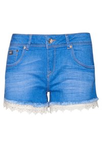 Short en jean bleu avec fermeture par bouton, poches avant et bordure en dentelle blanche effilochée le long de l'ourlet.