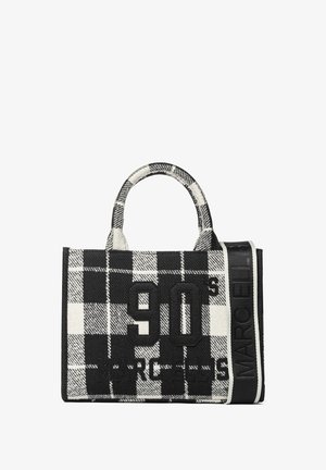 Zwart-witte geruite stoffen handtas met dubbele handvatten, gegraveerde letters "90's" en "MARCELLI", met een gestructureerde afwerking.