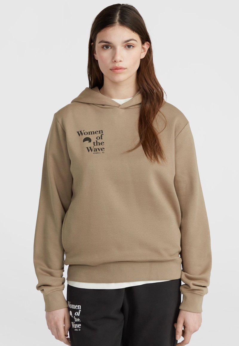 Beige mikina s predným vreckom a šnúrkou na kapucni, s potlačou čierneho textu "Women of the Wave" na hrudi. Jemná, textúrovaná látka.