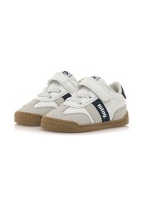 Sneaker bianchi e grigi con tomaia in suede e pelle, chiusure in velcro, dettagli in blu navy e suola in gomma color miele.