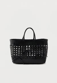 Μαύρη υφαντή τσάντα ώμου με πλεγμένες λαβές και διακοσμητικές λεπτομέρειες με κορδόνια μπροστά και στα πλαϊνά, πάνω σε μονόχρωμο φόντο.