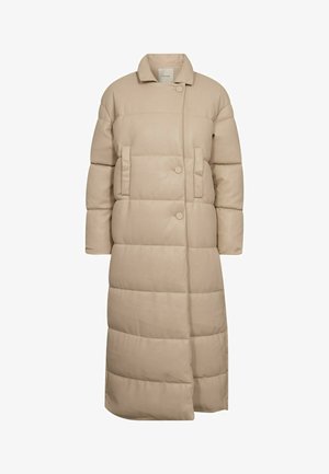 Cappotto puffer beige con colletto alto, dotato di chiusura a bottone e due tasche anteriori. Il design trapuntato presenta una texture morbida e liscia.