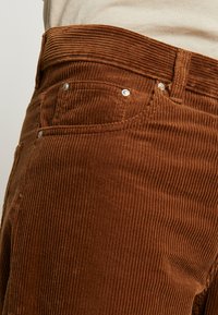 Carhartt WIP NEWEL PANT - Calças - hamilton brown rinsed
