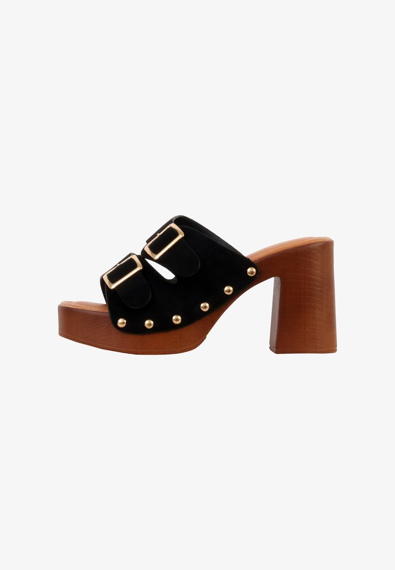 Mule en daim noir avec double boucle dorée, clous dorés et talon bloc en bois épais.