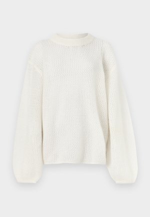 Bijeli pleteni džemper s dugim rukavima, okruglim izrezom na vratu i teksturiranim uzorkom otvorene tkanine.