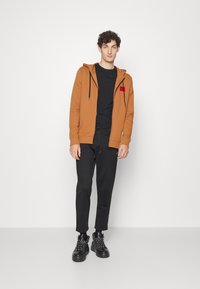 HUGO DAPLE - Camisola com fecho - medium brown