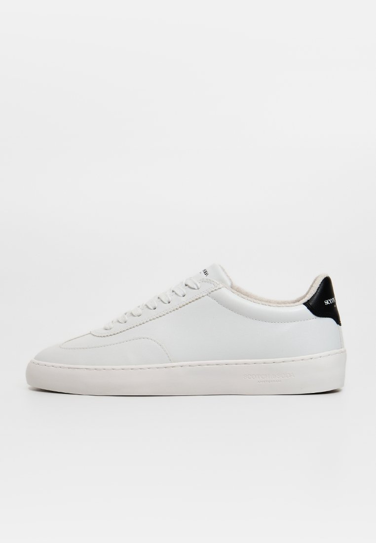 Weiße Ledersneaker mit glatter Textur, runder Zehenpartie, flacher Sohle und schwarzem Akzent an der Ferse. Mit tonal abgestimmten Nähten und Schnürverschluss.