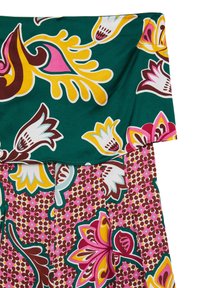 Abito multicolore con una parte superiore verde decorata con motivi floreali gialli, rosa e bianchi; gonna plissettata con una stampa floreale varia e accenti geometrici.