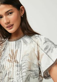 Next SHORT SLEEVE PLEAT FRONT - Blus - ecru palm print