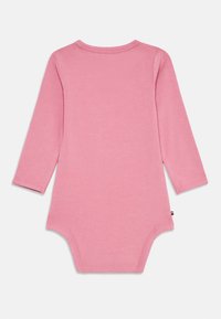Langermet rosa body laget av myk bomull. Har rund hals og trykknapper nederst. Enkelt og stilrent design.