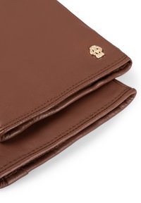 Portafoglio in pelle marrone con accentuazione dorata a forma di teschio. Presenta dettagli cuciti e una texture liscia, con due scomparti visibili.