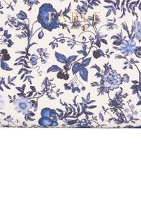 Bijela teksturirana tkanina s plavim cvjetnim i bobičastim uzorkom, zlatno utisnuti tekst "FABLE ENGLAND" na gornjem središnjem dijelu.