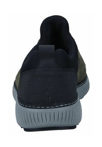 Scarpa atletica nera e oliva con mesh testurizzato e dettagli in gomma. Presenta una suola grigia imbottita e una linguetta sul tallone.