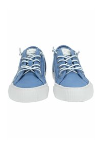 Modré plátěné tenisky s bílými gumovými podrážkami a tkaničkami. Mají strukturovaný design a logo na boku.