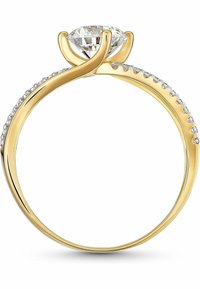 Gul forlovelsesring med en stor, klar rund diamant, der har et delt shank-design og små accentsten langs ringen.