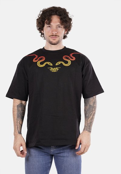 T-shirt nera a maniche corte con grafiche di serpenti rossi e gialli sulle spalle. Tessuto in cotone morbido, vestibilità comoda e scollo rotondo.