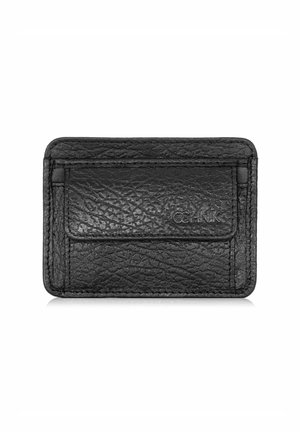 Czarny skórzany portfel na karty z fakturowaną powierzchnią, z jedną kieszenią z przodu i centralną przegrodą. Szwane krawędzie oraz wytłoczone logo marki.
