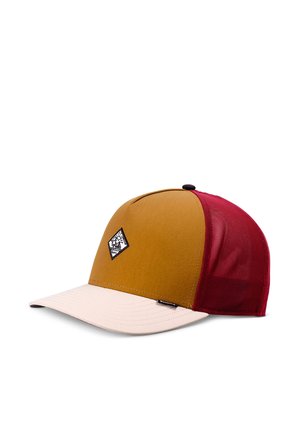 Baseballcap mit senffarbenem Vorderteil, rotem Mesh-Rücken, beigem gebogenem Schirm und kleinem schwarz-weißem Aufnäher auf dem Frontpanel.