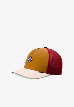 Baseballcap mit senffarbenem Vorderteil, rotem Mesh-Rücken, beigem gebogenem Schirm und kleinem schwarz-weißem Aufnäher auf dem Frontpanel.